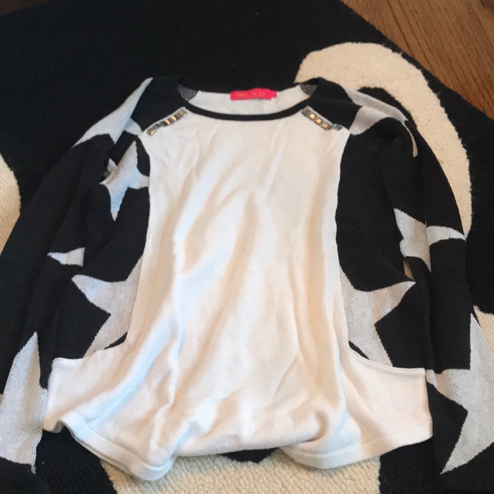 White and black long sleeve star tee.